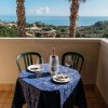 Balcone con tavolo apparecchiato, vista mare.