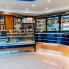 Interno di un bar moderno con bancone blu.