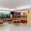 Sala ristorante con tavoli e sedie arancioni.