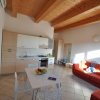Cucina moderna con divano rosso.