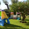 Parco giochi colorato su prato verde.