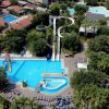 Complesso con piscine e scivoli acquatici.