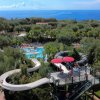 Veduta aerea di un acquapark con scivoli e piscine vicino al mare.