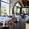 Ristorante luminoso con tavoli apparecchiati.