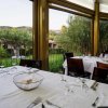 Elegante sala da pranzo con vista sul giardino.