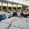 Ristorante elegante con tavoli apparecchiati e sedie in vetro.