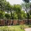 Complesso di bungalow circondato da alberi.