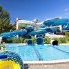 Scivoli d'acqua azzurri in un parco acquatico.